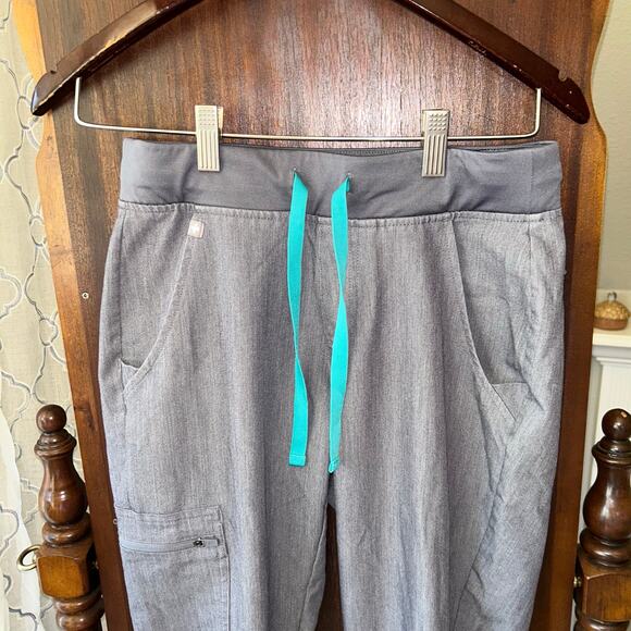 Figs size XS Carolina scrub top and joggers gray scrubs - Picture 7 of 9